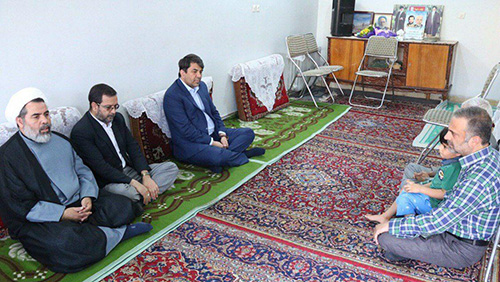 دیدار استاندار یزد با خانواده شهیدان پاکنژاد هفته نامه آیینه یزد